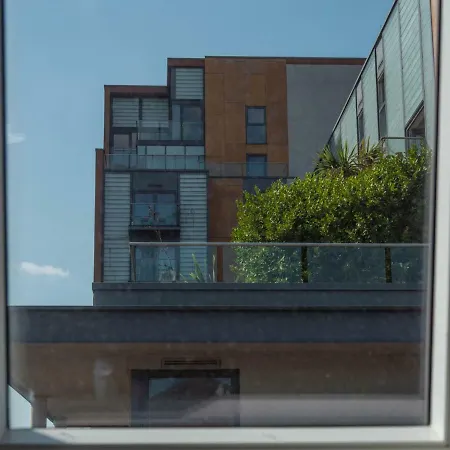 Apartment Newly Renovated, Top Floor Apt For 4, Central Mcr!