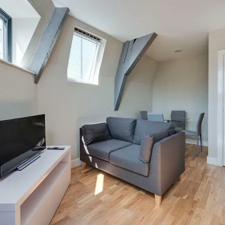 Newly Renovated, Top Floor Apt For 4, Central Mcr!