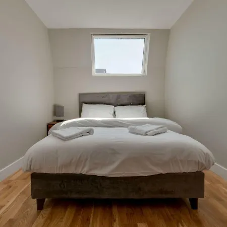 Apartment Newly Renovated, Top Floor Apt For 4, Central Mcr! *