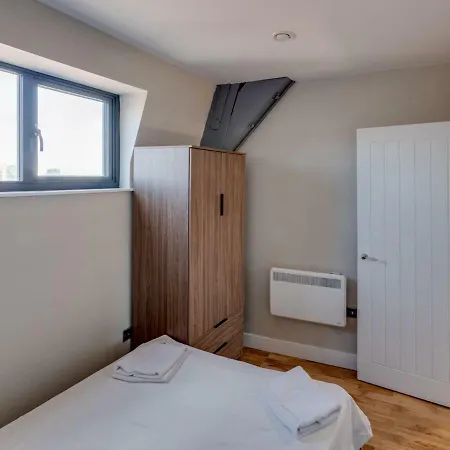 Newly Renovated, Top Floor Apt For 4, Central Mcr! *