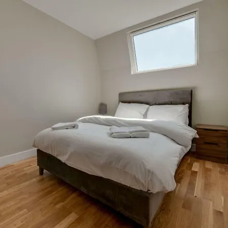 Apartment Newly Renovated, Top Floor Apt For 4, Central Mcr! *