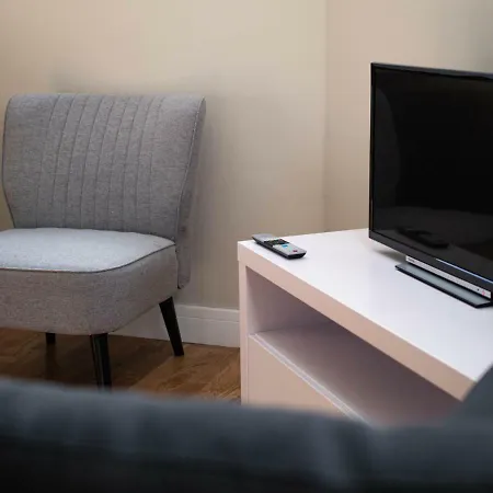 Apartment Newly Renovated, Top Floor Apt For 4, Central Mcr!