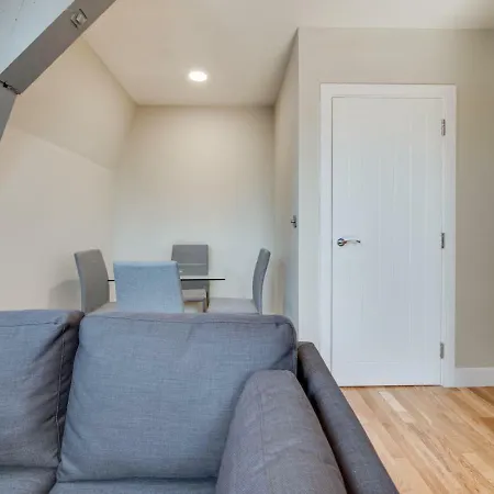 Apartment Newly Renovated, Top Floor Apt For 4, Central Mcr! *