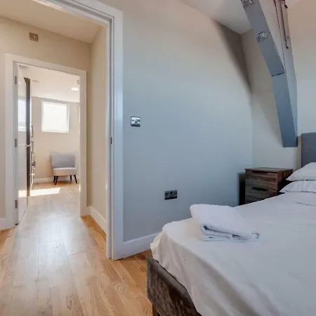 Apartment Newly Renovated, Top Floor Apt For 4, Central Mcr!