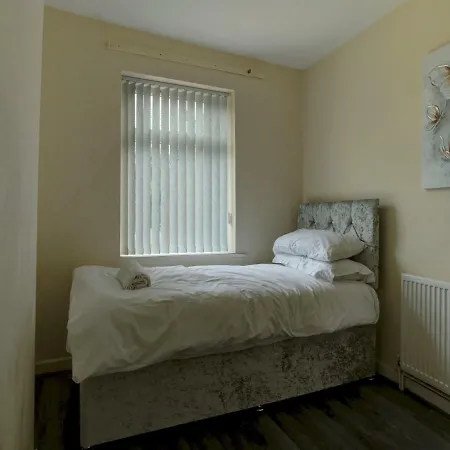 Holiday home Entire 4 Bed W Free Parking East Manchester!