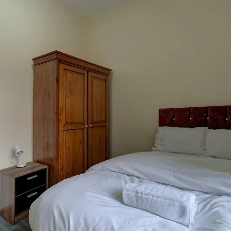 Entire 4 Bed W Free Parking East Manchester! Holiday home Manchester