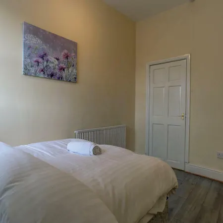 Entire 4 Bed W Free Parking East Manchester! Holiday home Manchester