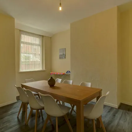 Entire 4 Bed W Free Parking East Manchester! Holiday home Manchester