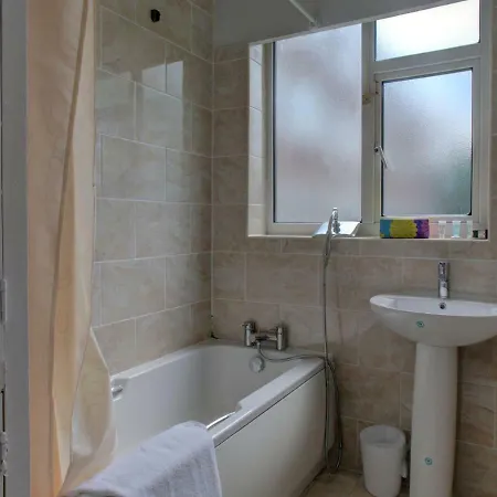 Two Bed Apt For 6 By Beautiful Clowes Park, Mcr! *
