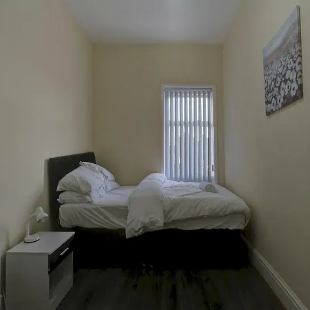 Entire 4 Bed W Free Parking East Manchester!
