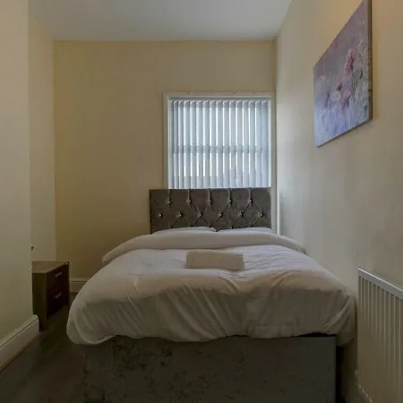 Holiday home Entire 4 Bed W Free Parking East Manchester!