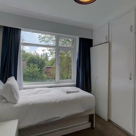 Two Bed Apt For 6 By Beautiful Clowes Park, Mcr! *