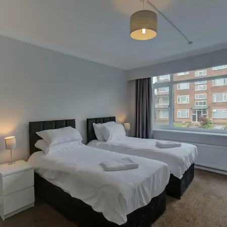 Two Bed Apt For 6 By Beautiful Clowes Park, Mcr!