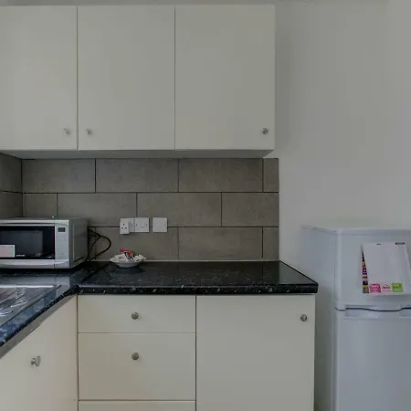 Two Bed Apt For 6 By Beautiful Clowes Park, Mcr!