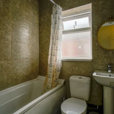 Holiday home Entire 4 Bed W Free Parking East Manchester!