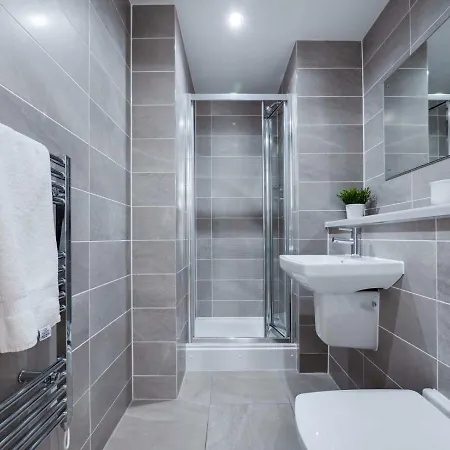 'stunning 2br Apt Salford Quays -free Gym & Parking *