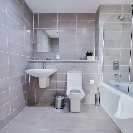 'stunning 2br Apt Salford Quays -free Gym & Parking * Manchester