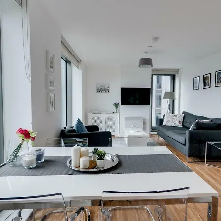'stunning 2br Apt Salford Quays -free Gym & Parking