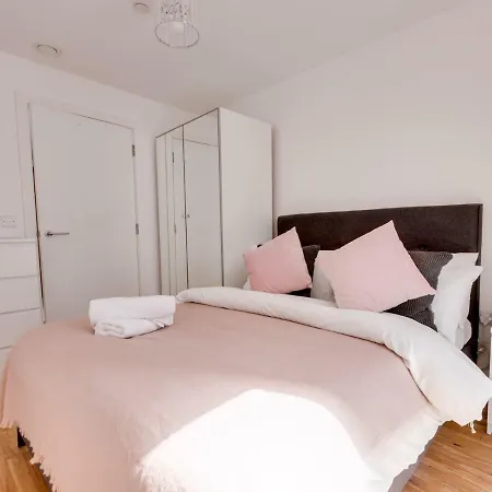 'stunning 2br Apt Salford Quays -free Gym & Parking *