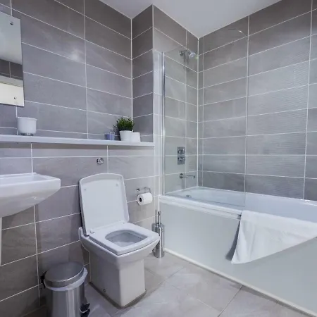'stunning 2br Apt Salford Quays -free Gym & Parking