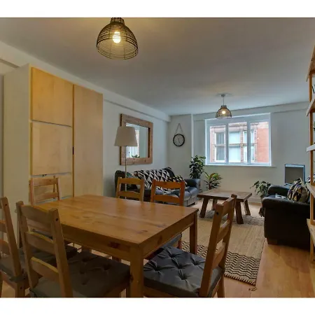 Delightful & Spacious 2bd Apt For 6, Mcr! Manchester