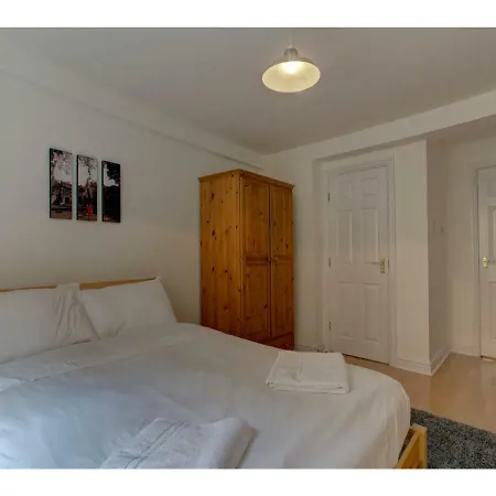 Delightful & Spacious 2bd Apt For 6, Mcr!