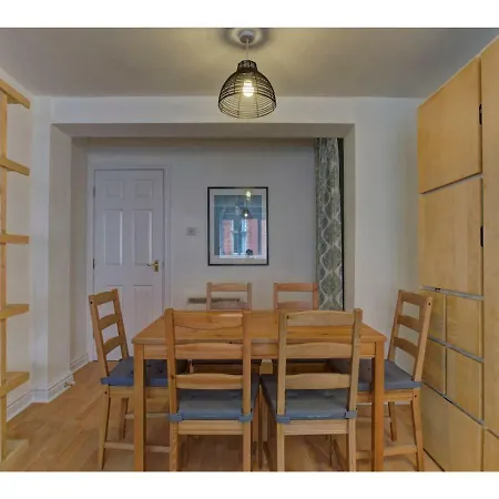 Delightful & Spacious 2bd Apt For 6, Mcr! Manchester