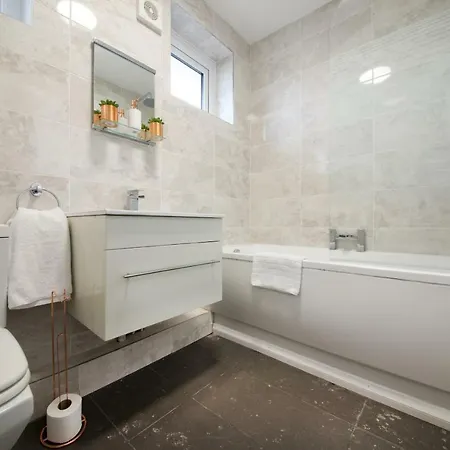 Ferienhaus Luxury Stylish Interior Designed 3 Bedroom House With Garden Near Man City