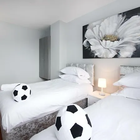 Luxury Stylish Interior Designed 3 Bedroom House With Garden Near Man City Ferienhaus