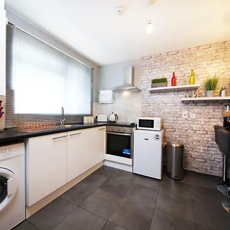Luxury Stylish Interior Designed 3 Bedroom House With Garden Near Man City Ferienhaus