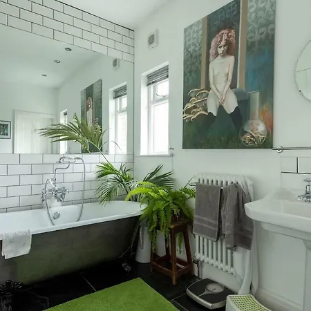 With Garden In By Guestready Апартаменты Манчестер