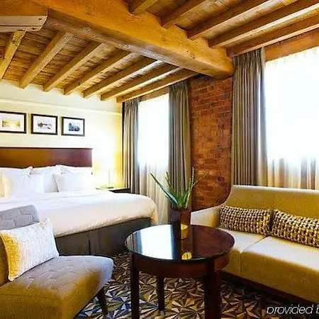 Marriott Victoria & Hotel 4*