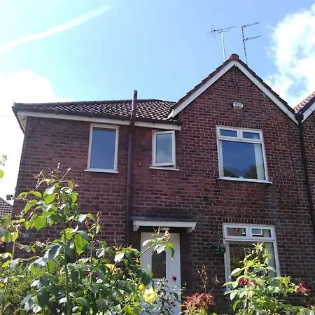 Swinton 3 Bedroom House 15 Minutes From City Centre Manchester