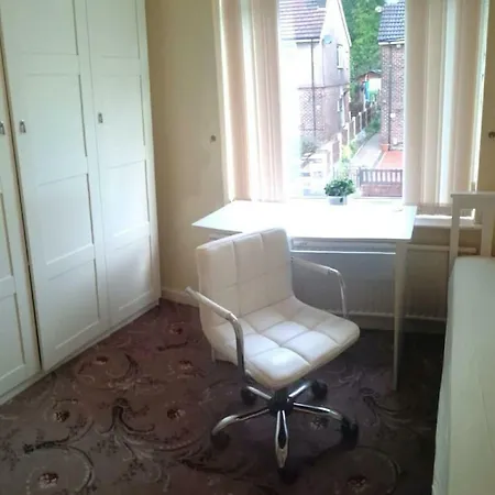 Swinton 3 Bedroom House 15 Minutes From City Centre Manchester