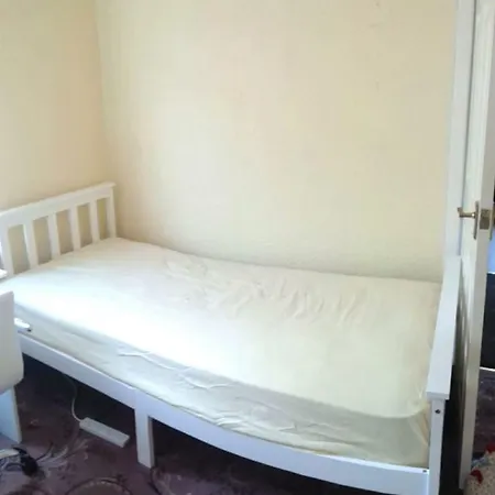 Swinton 3 Bedroom House 15 Minutes From City Centre