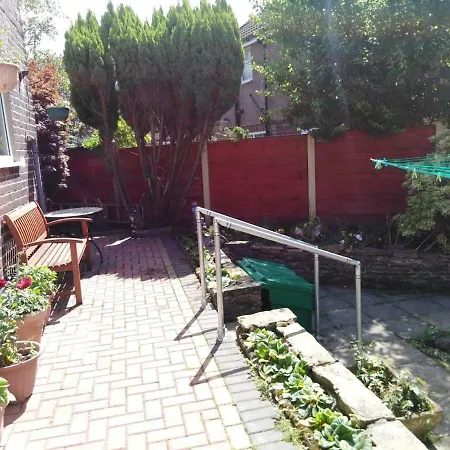 Swinton 3 Bedroom House 15 Minutes From City Centre *