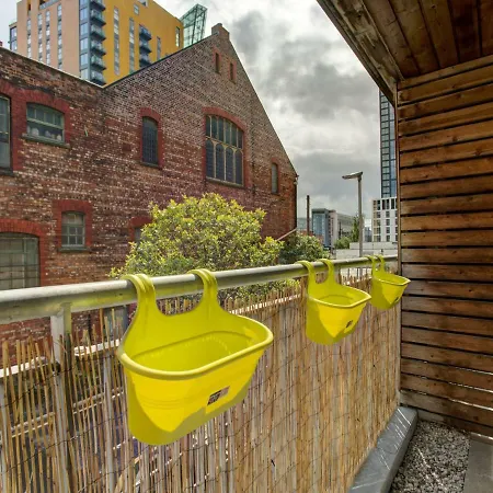 Fresh Mcr Apt 2br With Balcony- Norther Quarter!