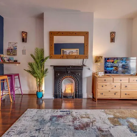 Newly Refurbed Apt For 4, Trendy West Didsbury *