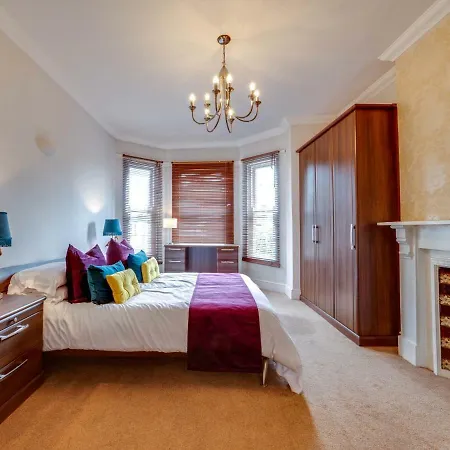 Newly Refurbed Apt For 4, Trendy West Didsbury *