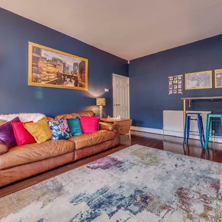 Newly Refurbed Apt For 4, Trendy West Didsbury