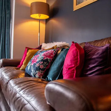 Newly Refurbed Apt For 4, Trendy West Didsbury
