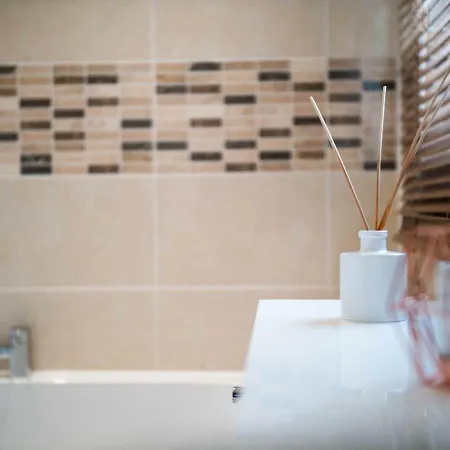 Апартаменты Newly Refurbed Apt For 4, Trendy West Didsbury Манчестер