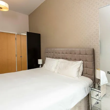 Stylish 2br Penthouse In City Centre By Guestready