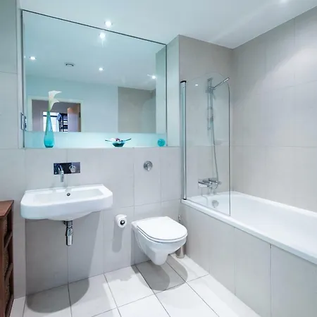 Stylish 2br Penthouse In City Centre By Guestready