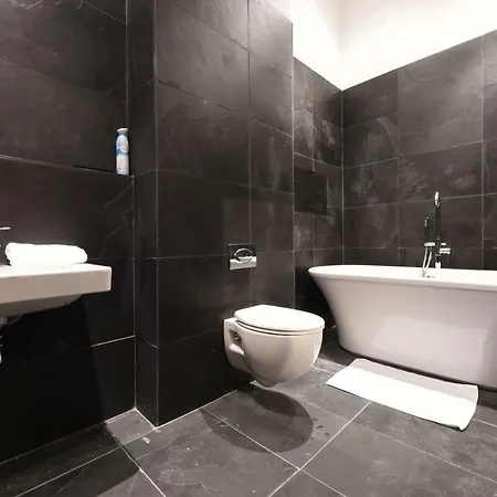 Slps 14 Hot Tub, Bar & Outdoor Terrace * Manchester