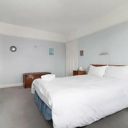 Comfortable 4 Bed House Slp 6