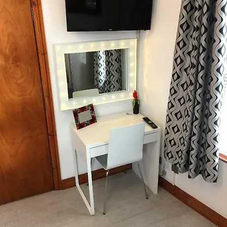 Spacious - Near Piccadilly Stn! Wifi & Parking Daire *
