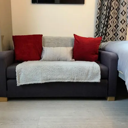 Spacious - Near Piccadilly Stn! Wifi & Parking
