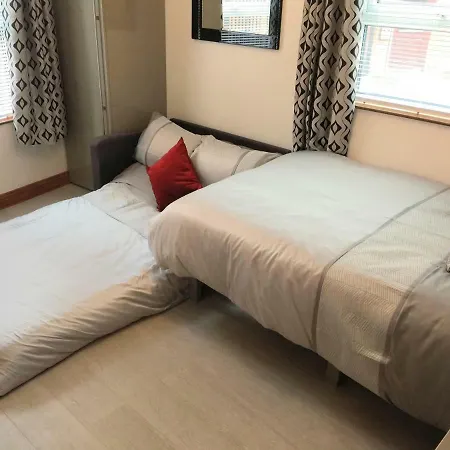 Spacious - Near Piccadilly Stn! Wifi & Parking Daire *