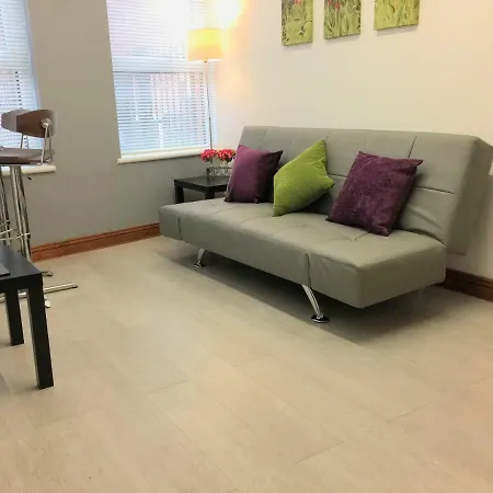 Spacious - Near Piccadilly Stn! Wifi & Parking